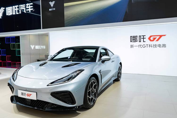 东莞69哪吒汽车在智能汽车领域的表现，领途汽车在新能源汽车市场中的影响力